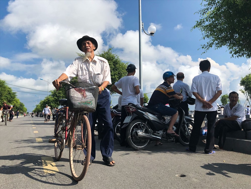 Ông Hoàng Khắc Câu (xã Kim Định, huyện Kim Sơn, Ninh Bình) đã đạp xe hơn 10km để đến viếng Chủ tịch Nước Trần Đại Quang.