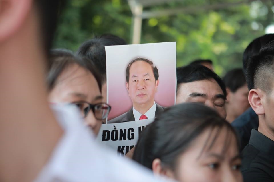 Hình ảnh Chủ tịch Nước được các em học sinh mang theo trong lễ viếng. Ảnh: Đăng Huỳnh