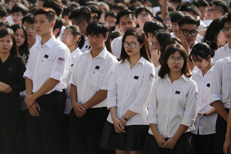 700 em học sinh trường Chu Văn An xếp hàng ngay ngắn, chuẩn bị vào viếng Chủ tịch Nước. Ảnh: Đăng Huỳnh