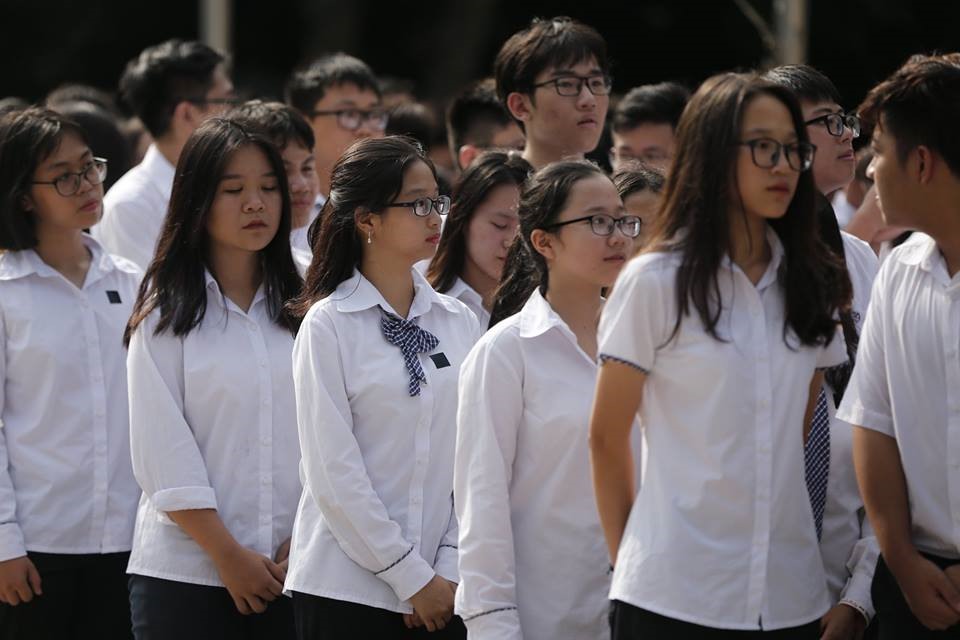 700 em học sinh trường Chu Văn An xếp hàng ngay ngắn, chuẩn bị vào viếng Chủ tịch Nước. Ảnh: Đăng Huỳnh