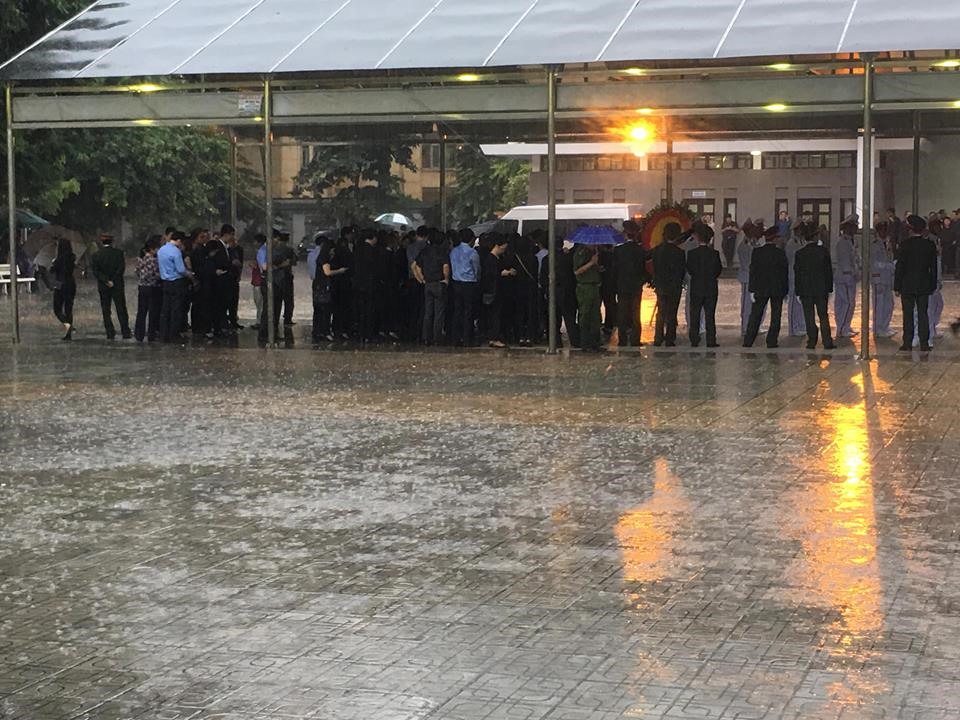 Cuối giờ chiều, trời đổ mưa rất to, nhưng vẫn không ngăn được đoàn người tiến vào lễ viếng Chủ tịch Nước Trần Đại Quang. Ảnh: Đăng Huỳnh