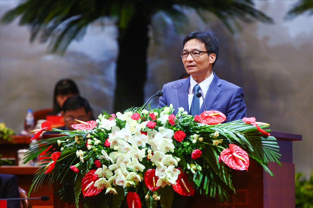 Phó Thủ tướng Chính phủ Vũ Đức Đam trả lời câu hỏi về cuộc Cách mạng Công nghiệp 4.0. Ảnh: Sơn Tùng.