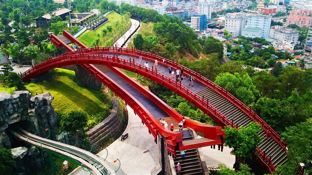 Cầu Koi còn có tên gọi khác là cầu tình yêu, gồm 2 làn cầu. Trong đó, cầu Âm tượng trưng cho người con gái, cầu Dương tượng trưng cho người con trai. Hai làn cầu vắt ngang qua nhau cũng là cách người Nhật ngợi ca tình yêu đôi lứa giao hòa, gắn bó bền chặt.