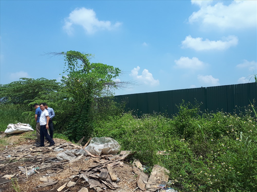 Phần phía bên ngoài diện tích đất được cấp phép, đơn vị này đã quây tôn lại. Ảnh PV