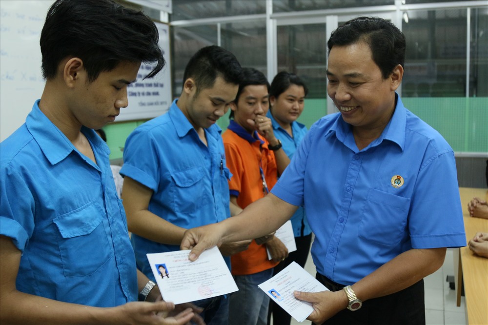 Lãnh đạo LĐLĐ quận Bình Thủy, TP.Cần Thơ trao chứng chỉ đào tạo nghề cho các anh chị em CNLĐ. Ảnh: BT