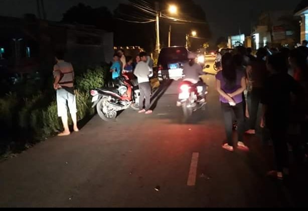 Người dân theo dõi công an khám nghiệm hiện trường.