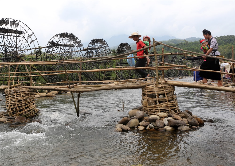 4. Người dân bản Nà Khương bắc một cây cầu tre qua sông Nậm Mu vào mùa nước cạn để đưa du khách tham quan sang bên kia sông.