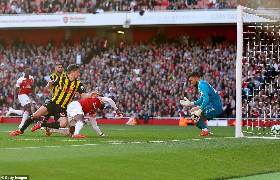 Bàn phản lưới nhà của Craig Cathcart (áo vàng đen phía trước). Ảnh: Getty Images.