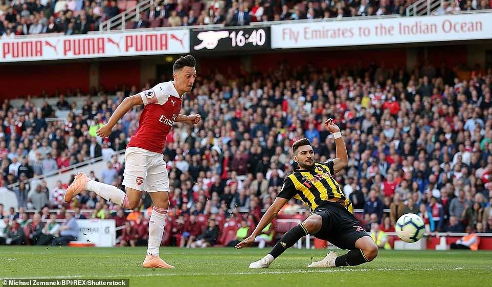 Ozil (áo đỏ trắng) ghi bàn ấn định tỷ số 2-0. Ảnh: BPI.