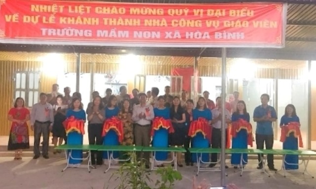 Tại lễ cắt băng khánh thành công trình nhà công vụ giáo viên cho Trường Mầm non xã Hòa Bình. Ảnh: CĐ Giáo dục VN