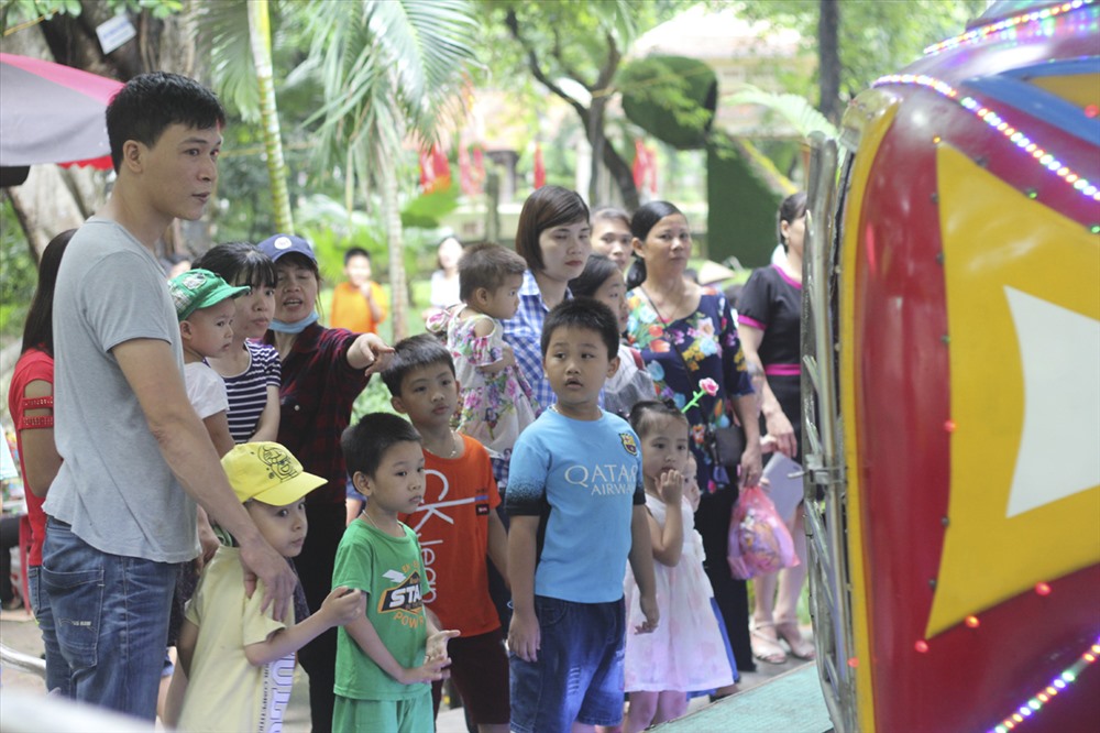 Các khu vui chơi tập trung rất đông trẻ em và các gia đình có con nhỏ.