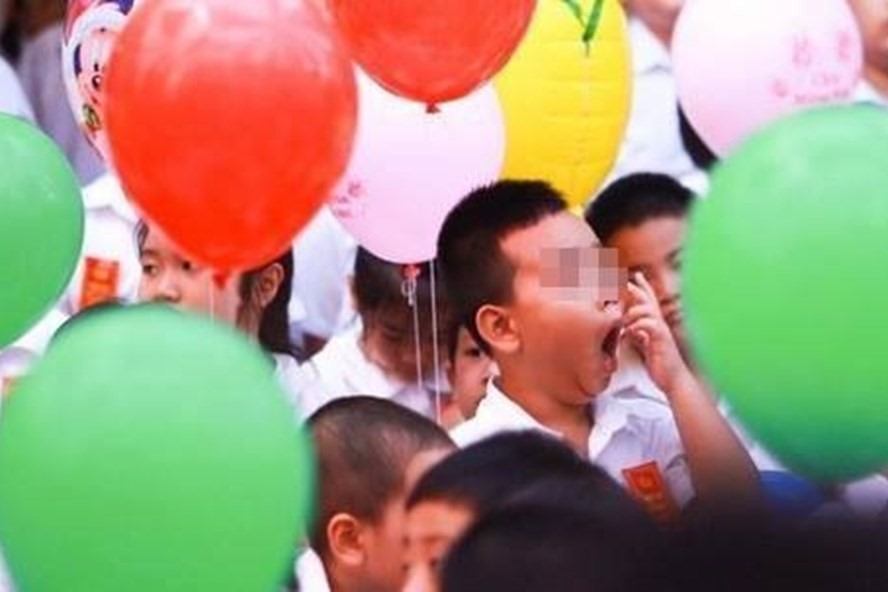 Những cái ngáp dài mệt mỏi trong ngày khai trường. Ảnh: Nguyễn Khánh