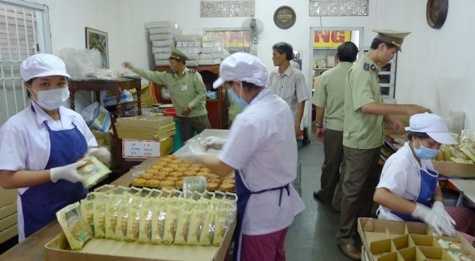 Lực lượng chức năng kiểm tra thị trường bánh trung thu