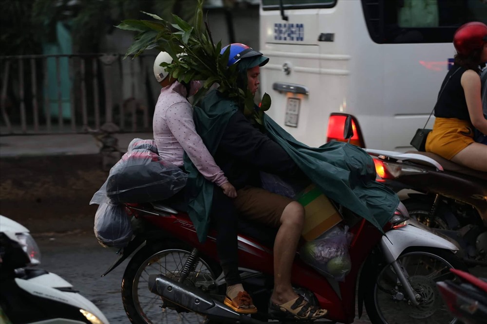 Nhiều người mang theo sản vật quê hương.