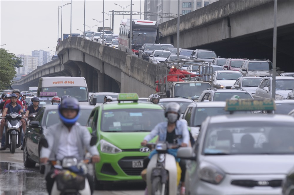 Khu vực đường vành đai 3 trên cao và cả bên dưới xảy ra tình trạng ùn tắc kéo dài. Dòng phương tiện nhúc nhích từng mét một.