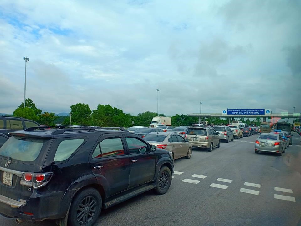 Các làn xe đều rất đông đúc phương tiện.