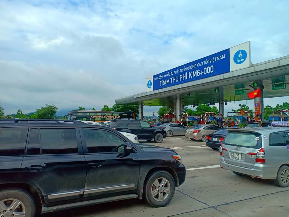 Khu vực trạm thu phí Nội Bài cũng trong tình trạng đông đúc. Các phương tiện di chuyển chậm.