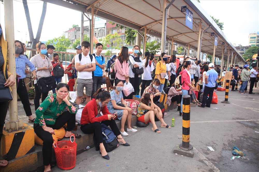 Hôm nay (3.9), ngày nghỉ lễ cuối cùng nhiều người lao động, học sinh, sinh viên quay trở lại Thủ đô chuẩn bị công việc cho những ngày tiếp theo.