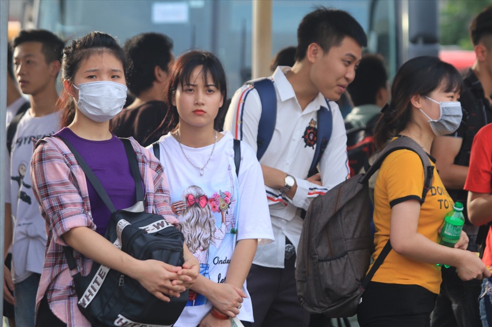 Ai nấy đều tay xách, nách mang, mệt mỏi sau một chuyến đi dài.