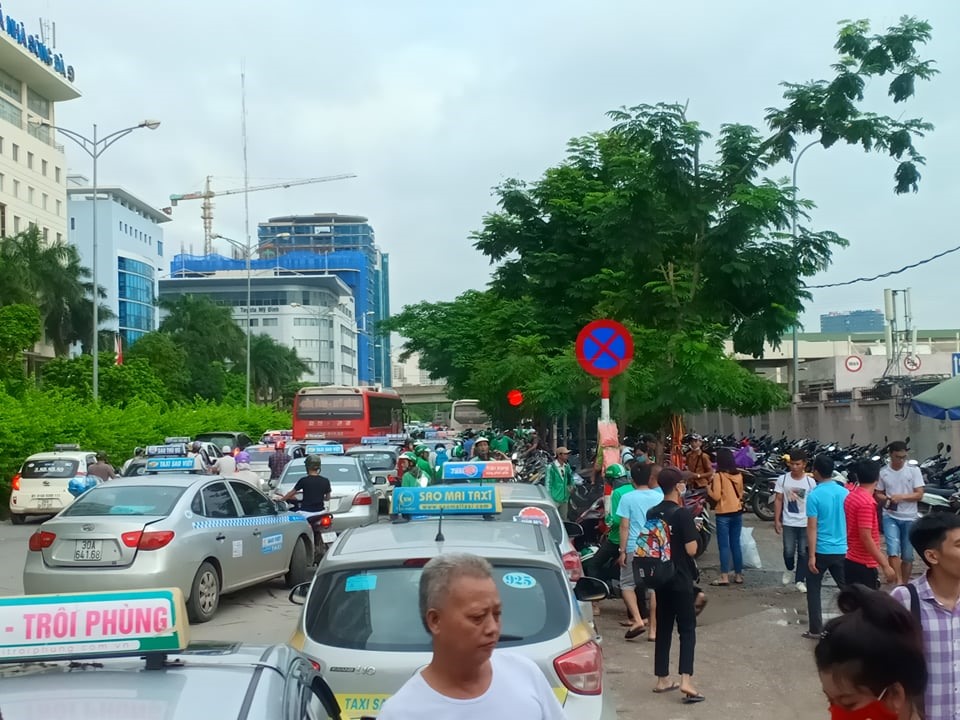 Các tuyến đường quanh bến xe Mỹ Đình cũng trong tình trạng tương tự. Đường phố gần như không còn chỗ trống.