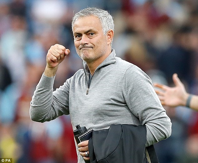 Mourinho biết cách đối xử với truyền thông trong lúc khó khăn. Ảnh: PA.