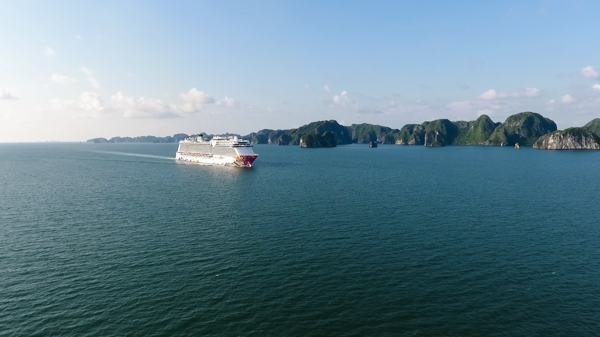 Siêu du thuyền World Dream đang tiến vào vịnh Hạ Long. Ảnh: N.H