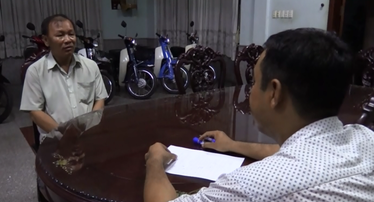Công an lấy lời khai làm việc với các đối tượng liên quan.