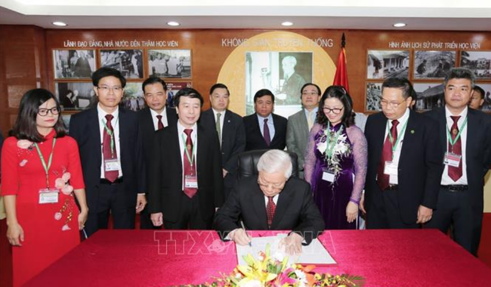 Tổng Bí thư Nguyễn Phú Trọng ghi Sổ vàng truyến thống của Học viện Nông nghiệp Việt Nam. Ảnh: TTXVN