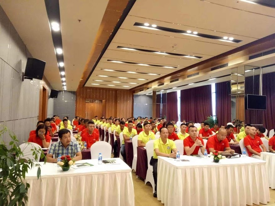 Đại hội “chui” diễn ra 3 ngày tại Móng Cái. Người ngồi hàng đầu bên trái là “ông trùm” tour 0 đồng Nguyễn Hữu Tạo, có biệt hiệu là Tạo “ma“. Ảnh: CTV
