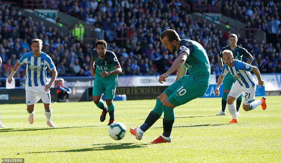 Cú đá phạt đền của Harry Kane (số 10) trong trận gặp Huddersfield. Ảnh: Reuters.
