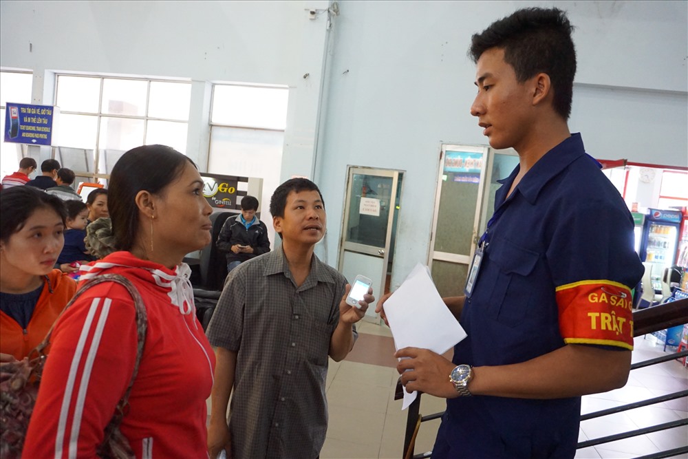 Hành khách lưu ý phải nhắn tin lấy số thứ tự mới được lên ga mua vé tàu Tết. Ảnh: M.Q