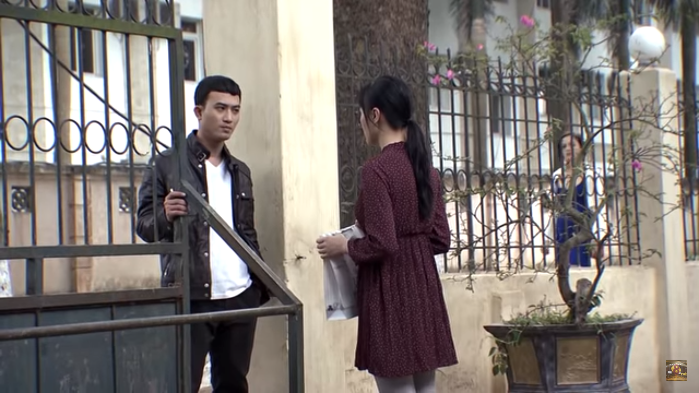 Mặc dù rất muốn vào chơi với con trai Quỳnh nhưng Cảnh ngập ngừng đứng ngoài.
