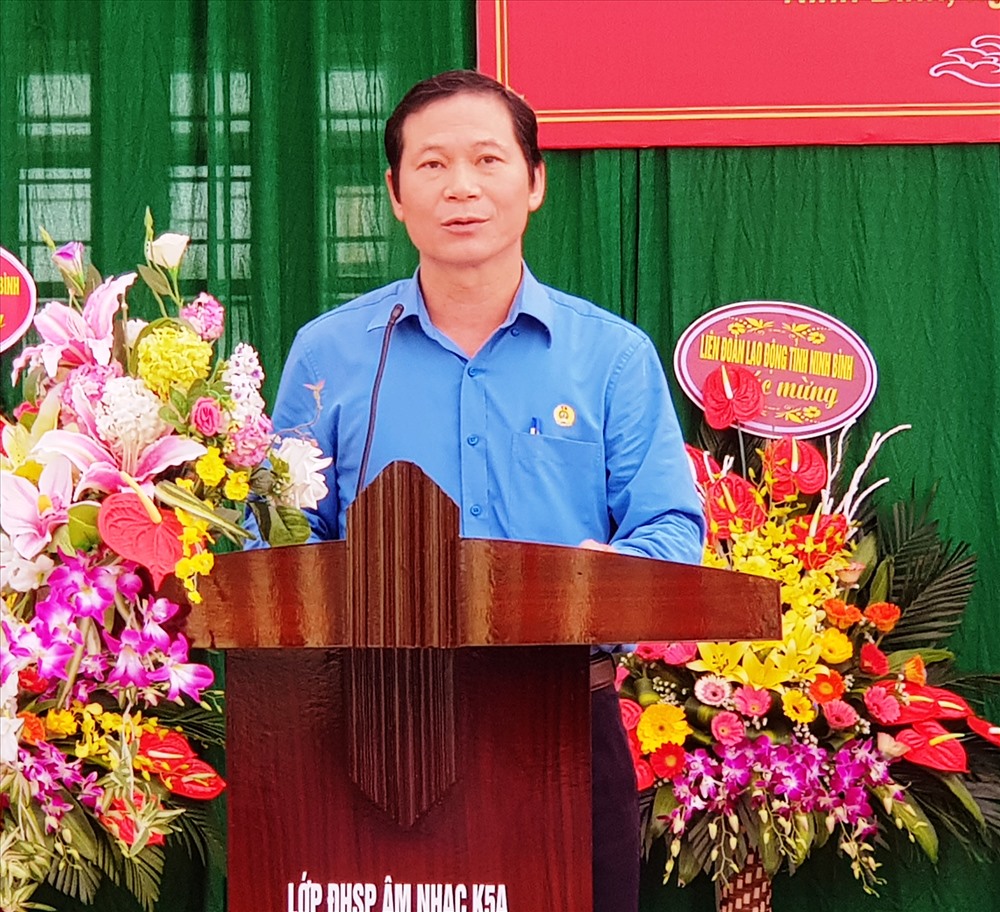 Đồng chí Trần Kim Long, Phó chủ tịch LĐLĐ tỉnh Ninh Bình phát biểu tại lễ khai giảng. Ảnh: NT