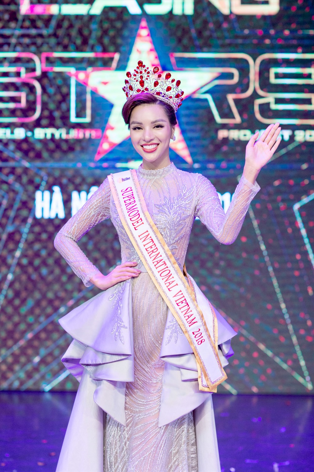 Người đẹp sinh năm 1992 rất thành thạo tiếng Trung Quốc. Cô từng làm phiên dịch viên, hướng dẫn viên du lịch, thậm chí làm việc ở vị trí giám đốc kinh doanh và chuyên viên đối ngoại của một công ty về xuất nhập khẩu.