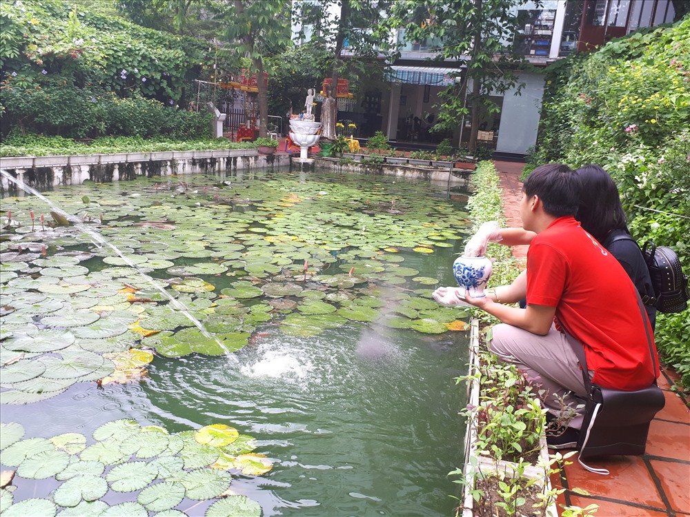 Đám tang của thú cưng sẽ được tổ chức với đầy đủ hoa quả, hương nến, cờ, bánh... và có cả người làm lễ, đọc lời cầu nguyện. Sau khi thực hiện các nghi lễ, những con vật này được hỏa táng trước khi chôn cất. Bạn Phạm Hiếu (Thanh Xuân, Hà Nội) cũng mang thú cưng đến đây “an táng” –cho biết: ““Em” chó của tôi mới mất hôm qua. Vì thương tiếc và có nhiều tình cảm với chúng, nên tôi muốn tìm một nơi an táng trang trọng. Đến đây, tôi cũng bất ngờ vì chỉ nghĩ rằng nghĩa trang dành cho chó mèo chỉ một bãi đất và tạo điều kiện cho chủ đến thắp hương. Tuy nhiên, nghĩa trang này khá trang khang, hiện đại và có nhiều hình thức an táng cho khách hàng lựa chọn”.