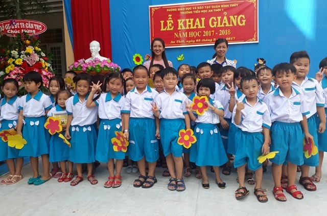 Lễ khai giảng chủ yếu chào đón các học sinh đầu cấp để các em làm quen với ngôi trường mới.