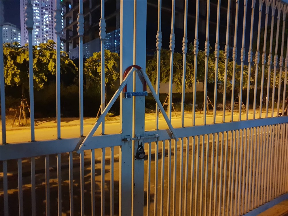 Cổng ra vào nhà trường bị khoá bởi những đối tượng lạ mặt. Ảnh: HN