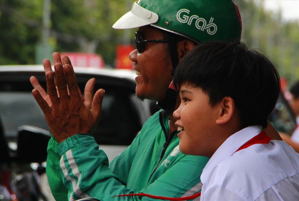 Phụ huynh đón con ở TP Thủ Dầu Một, Bình Dương