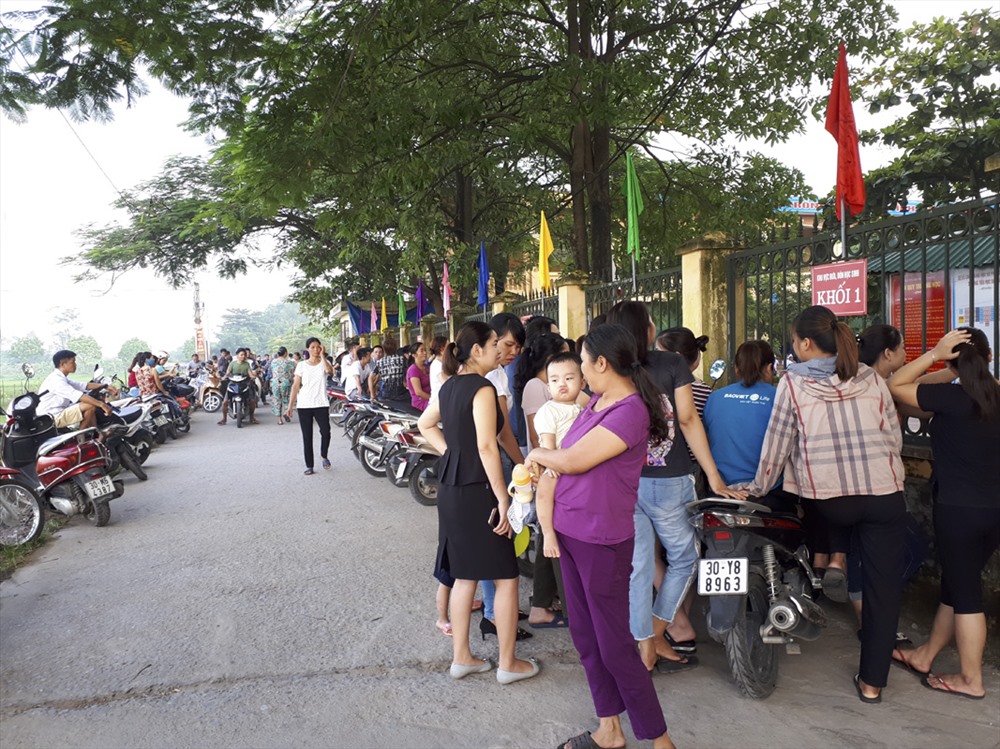 Các phụ huynh của xã Sơn Đồng mong muốn có được những thông tin chính xác về mức thu, chi từ nhà trường. Ảnh Trần Vương