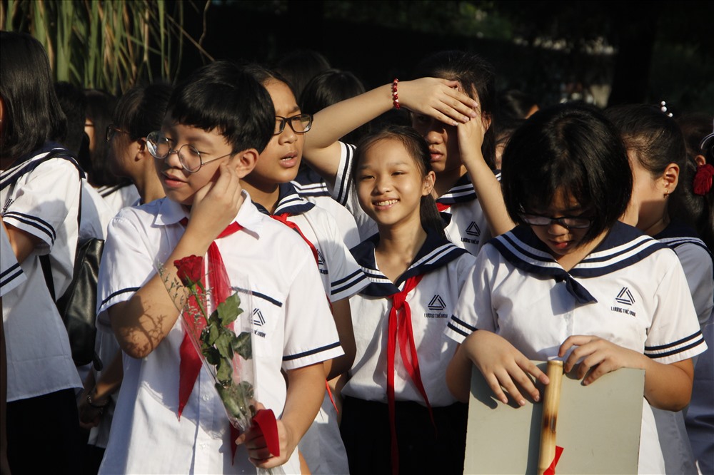Dù thời tiết khá nắng nóng nhưng khối đầu cấp 2 vẫn tỏ ra hào hức với lễ khai giảng đầu tiên tại ngôi trường mới. Ảnh: Nguyễn Hà