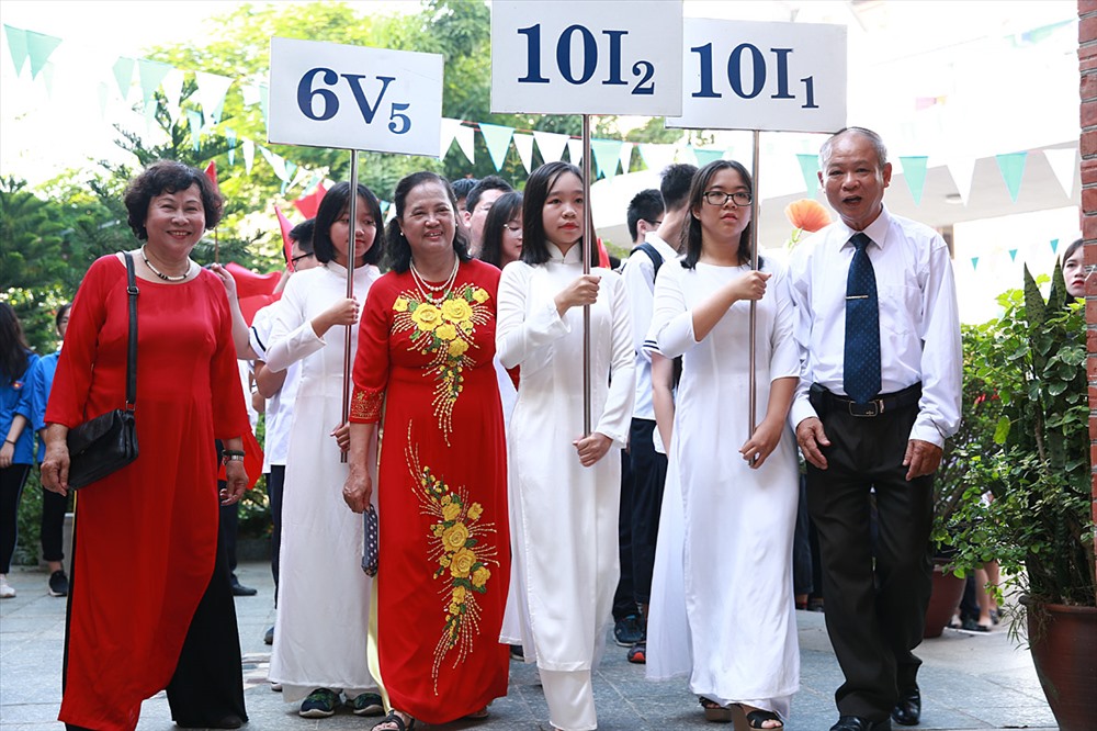 Thầy và trò trong niềm vui khai giảng. Ảnh: Hải Nguyễn