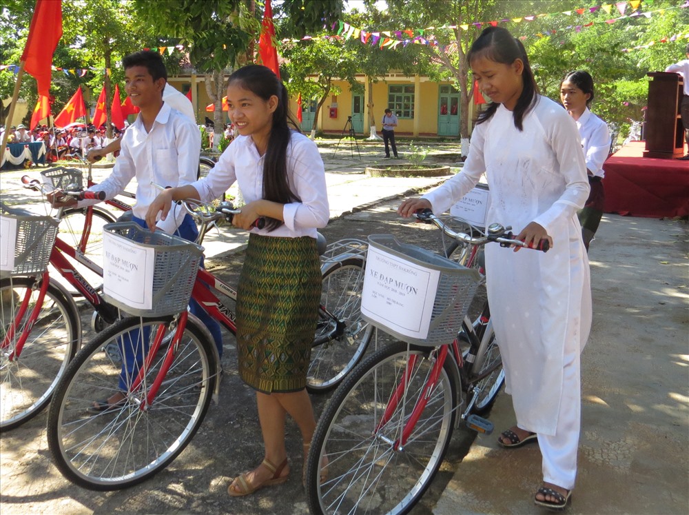 Học sinh nhà ở xa trường được nhận “xe đạp mượn“. Ảnh: Hưng Thơ.