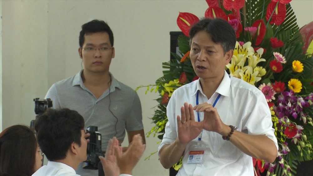Trong khi thầy Hiệu trưởng phát biểu, luôn có một thầy giáo dùng ngôn ngữ ký hiệu để giới thiệu lại cho các em học sinh đang ngồi phía bên dưới.