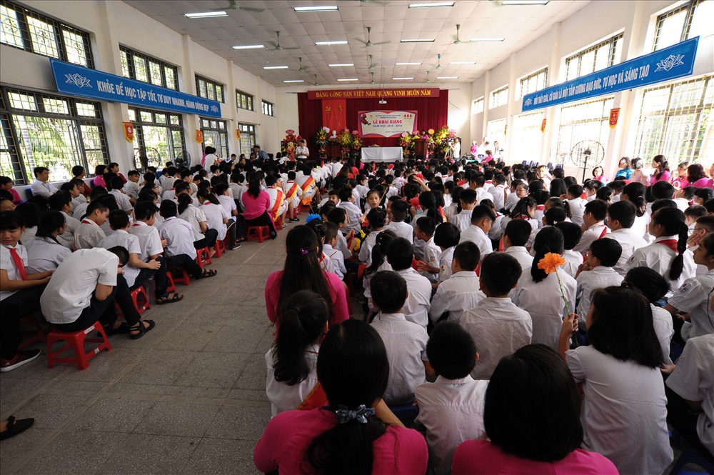 Trường PTCS Xã Đàn, trường chuyên biệt dành cho trẻ khiếm thính, hơn 500 em học sinh chủ yếu giao tiếp bằng ngôn ngữ ký hiệu.
