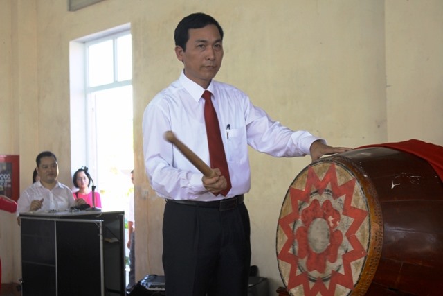 Thầy Nguyễn Trọng Tấn - Hiệu trưởng Trường CĐ Công nghệ Hà Tĩnh đánh trống khai giảng năm học mới. Ảnh: Trần Tuấn