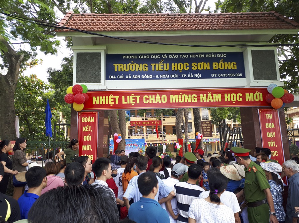 Nhiều phụ huynh đề nghị làm rõ các khoản thu của nhà trường. Ảnh Trần Vương