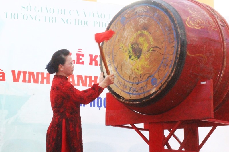 Chủ tịch Quốc hội Nguyễn Thị Kim Ngân đánh trống khai giảng tại Trường THPT chuyên Lê Hồng Phong