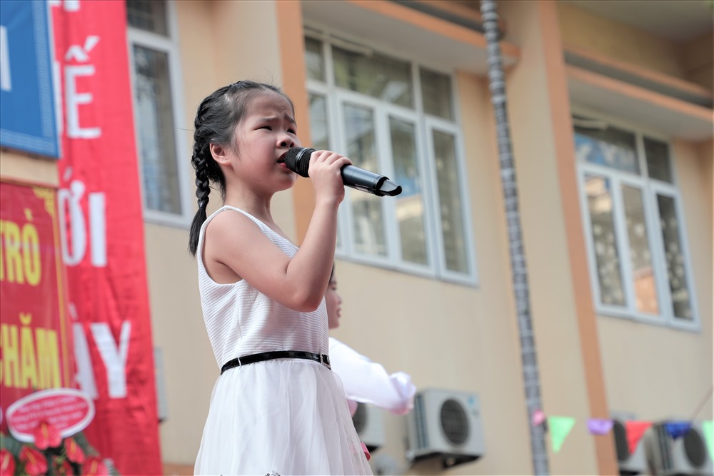 Sau lễ khai giảng, cô bé Minh Hiền hạnh phúc chia sẻ: “Thầy cô đã khen em hoàn thành tốt tiết mục, em vui lắm. Trình diễn văn nghệ là điều em háo hức nhất mỗi mùa khai giảng. Tuy không nhìn thấy thầy cô, bạn bè nhưng chỉ cần nghe tiếng nhạc, tiếng vui cười của bạn bè là em đã tưởng tượng ra hình ảnh ngày lễ khai giảng rồi ạ!”