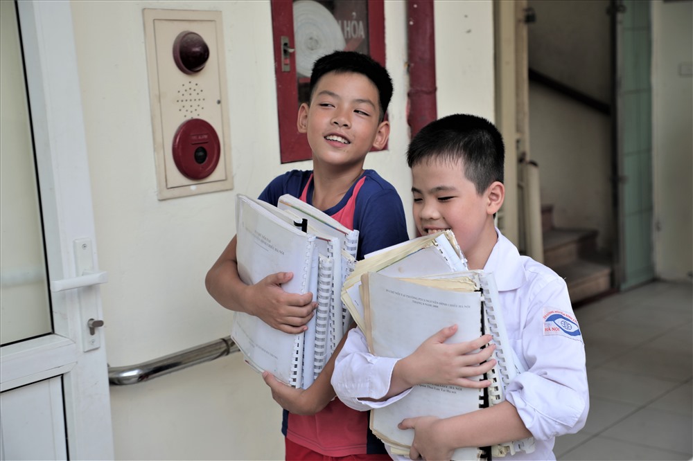 Các học sinh khiếm thị ở đây tuy không thể tận mắt nhìn ngắm ngày lễ khai giảng nhưng các em hào hứng khi nghe chính những người bạn “mắt sáng” ghé tai kể lại.