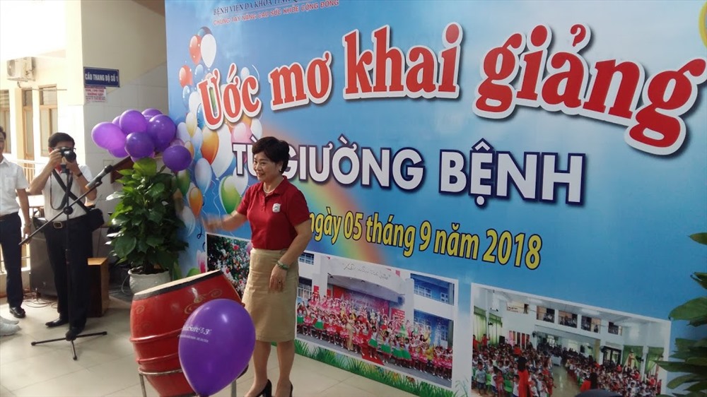 Lãnh đạo trường Đoàn Thị Điểm đánh trống khai giảng năm học mới. Ảnh: Nguyễn Hùng